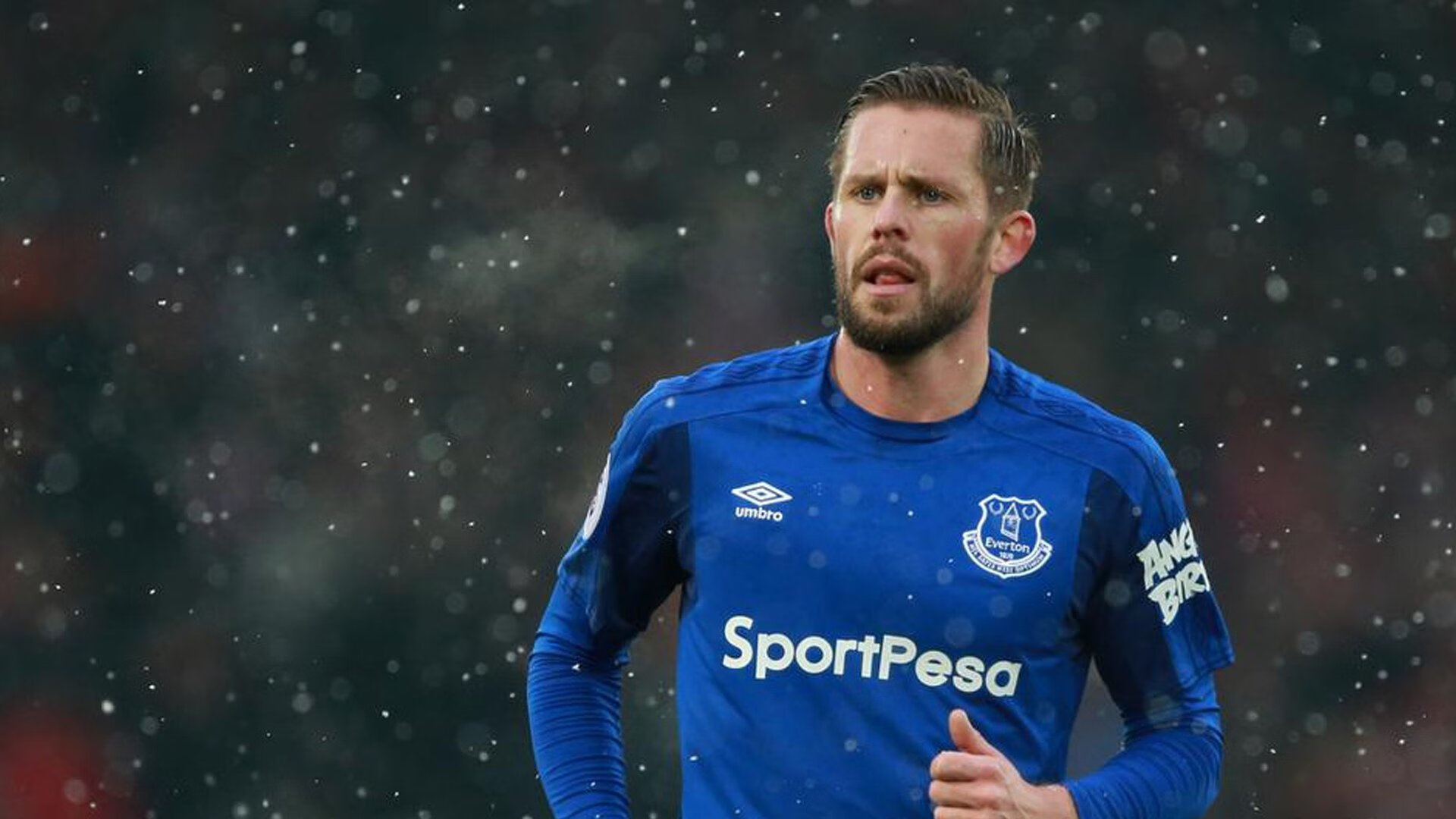 球场“铁血防线”:最难攻破的防守阵容盘点,铁血防守vs极致进攻