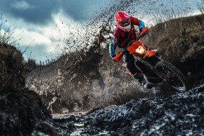 意大利柔道选手在男子比赛中获得银牌，外国柔道