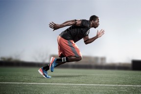 库兹马诺维奇在巴黎奥运会手球比赛中多次扑救对方角球，库兹马传球