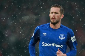 球场“铁血防线”：最难攻破的防守阵容盘点，铁血防守vs极致进攻